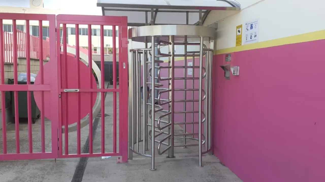 Puertas metálicas con torno giratorio