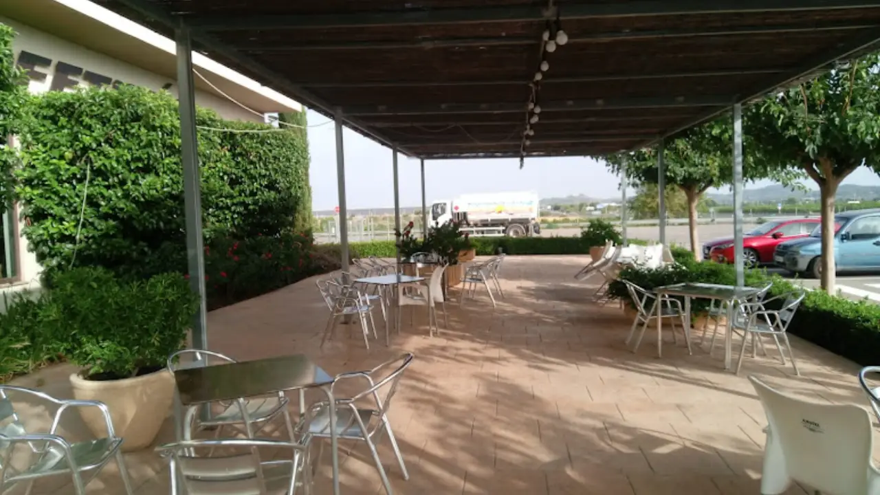 Toldo de madera con estructura metálica sobre la terraza de un bar